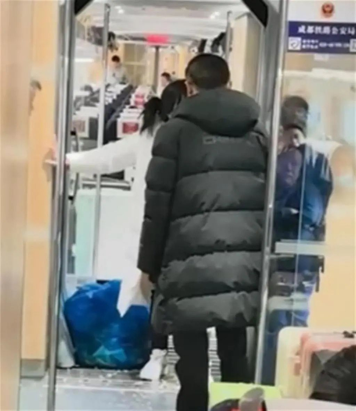 乘客与列车工作人员（右）争吵 （视频截图）