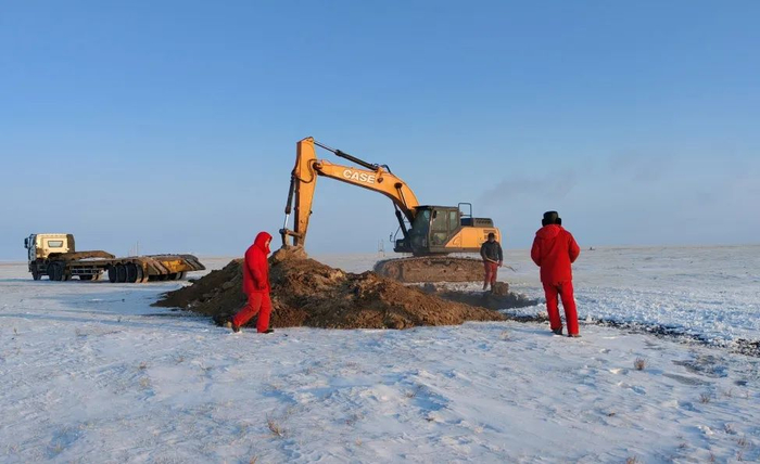 贝28作业区干部员工紧急处理管线穿孔。