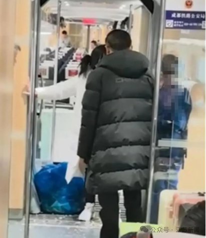乘客与列车工作人员争吵 （视频截图）