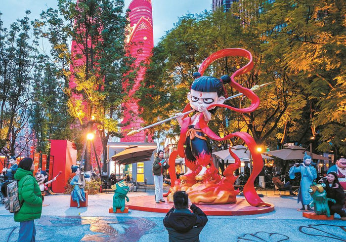     “成都造”影片拿下多个“第一”头衔，成为首个破10亿美元的华语电影，交子大道的哪吒雕塑受人追捧。胡大田 摄