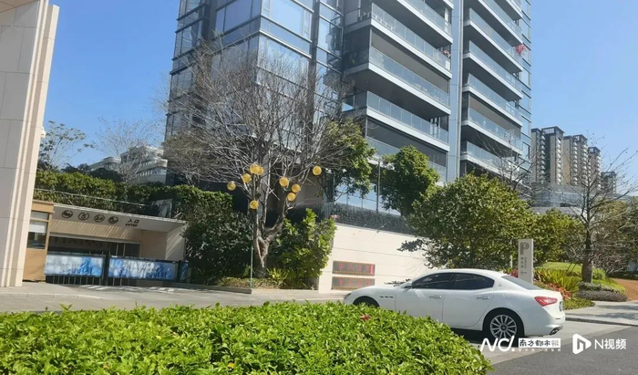 业主们认为，高达120元/天的临时停车费和2800元的月租费定价很离谱。