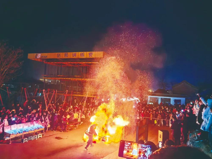 土门关驿道小镇的火壶表演。