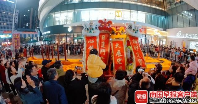 市民在南宁安吉万达广场观看国潮舞狮展演。商场供图