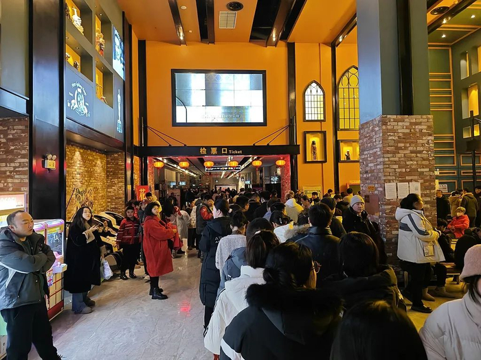 2025年1月29日大年初一，辽宁本溪电影院内，贺岁片吸引观众排队检票。