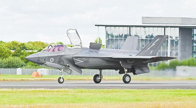 F-35隐形战斗机项目堪称美国史上最昂贵的军购计划。图为F-35参加范堡罗航展的画面。（视觉中国）