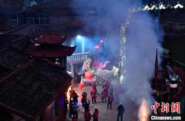 2月10日晚，福建省连城县林坊镇热闹非凡，村民们抬着色彩缤纷的大龙环着村道游走闹元宵。中新社记者 张斌 摄