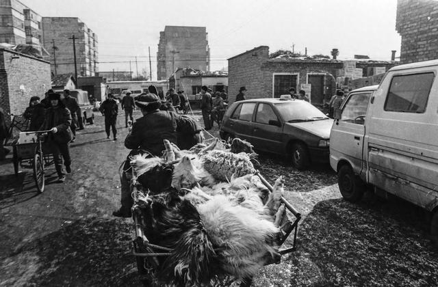 　　沈桥摄影作品，图为1989年乌鲁木齐的节日市场。受访者供图