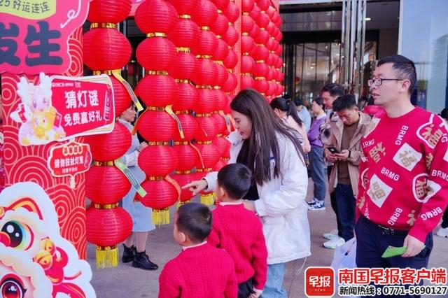 市民在南宁安吉万达广场猜灯谜。商场供图