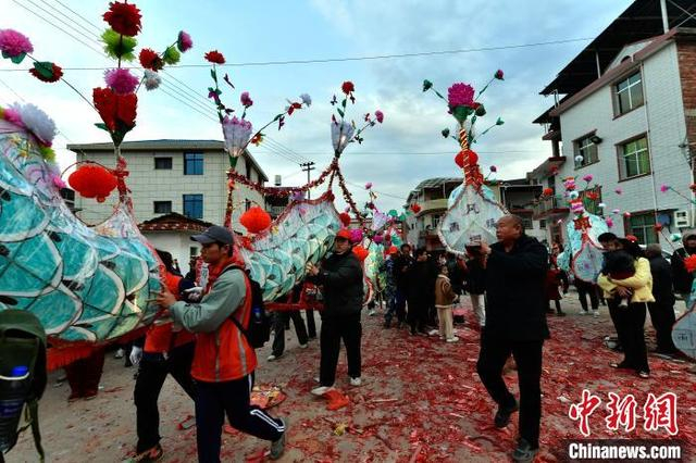 2月10日，村民抬着龙身准备接龙。中新社记者 张斌 摄