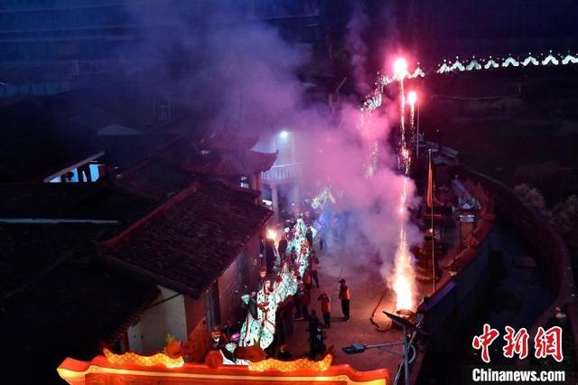 2月10日晚，福建省连城县林坊镇热闹非凡，村民们抬着色彩缤纷的大龙环着村道游走闹元宵。中新社记者 张斌 摄