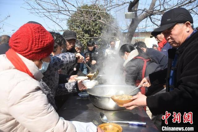 图为艺人在“艺人之家”取餐。 王宇 摄