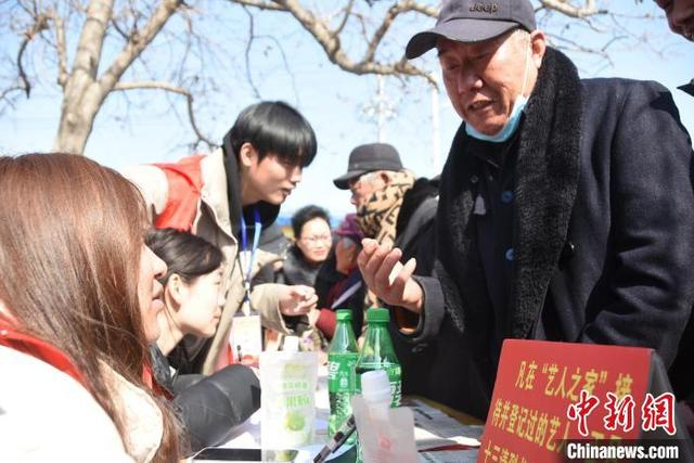 图为艺人到“艺人之家”签到。 王宇 摄