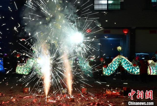 2月10日晚，福建省连城县林坊镇热闹非凡，村民们抬着色彩缤纷的大龙环着村道游走闹元宵。中新社记者 张斌 摄