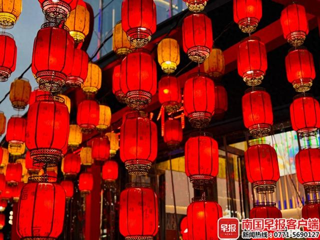大学东路万达广场花灯区。商场供图
