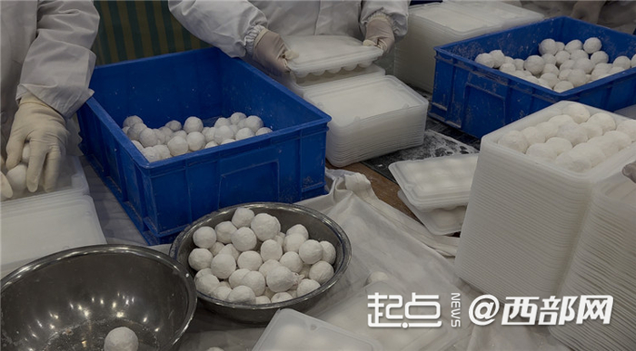 在北稍门元宵自强东路店，师傅正在制作元宵。