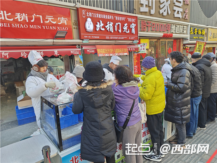 市民排队购买手工元宵。