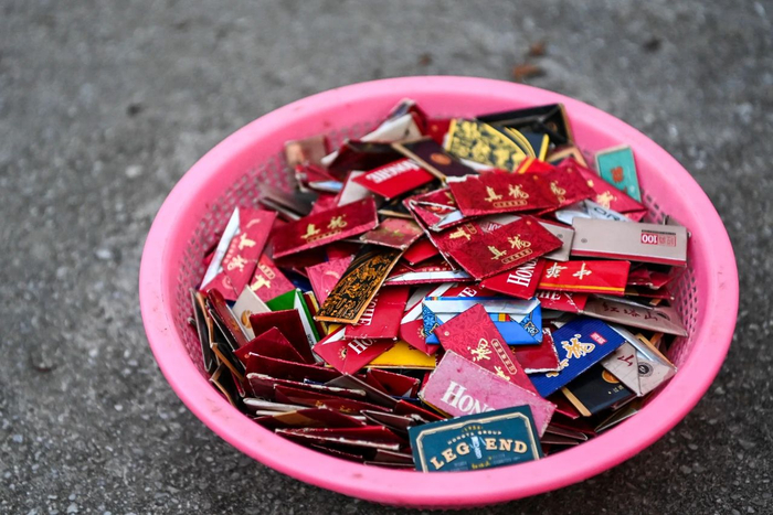 小学生收集的“烟卡”  曹祎铭 摄