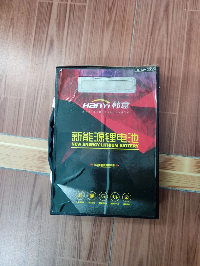 基层执法人员查获的“电鱼背包”，左边是把手，上面有一些按钮和插口 张阳 摄