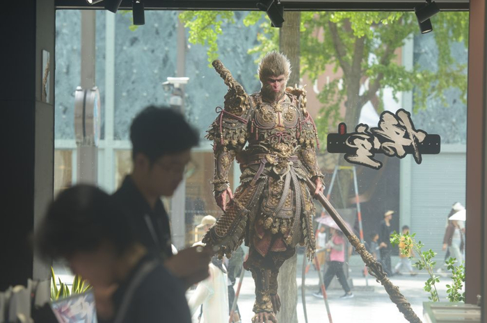 2024年8月20日，杭州一家索尼门店展示首款国产3A游戏《黑神话：悟空》形象海报。新华社发（龙巍摄）