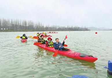 游客在资阳雁江水上运动基地划船。四川日报全媒体记者 郝飞 摄