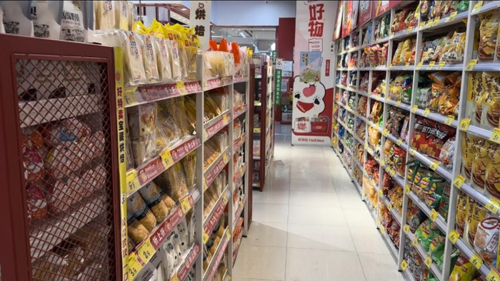 超市的面包货架 赵晗宇摄