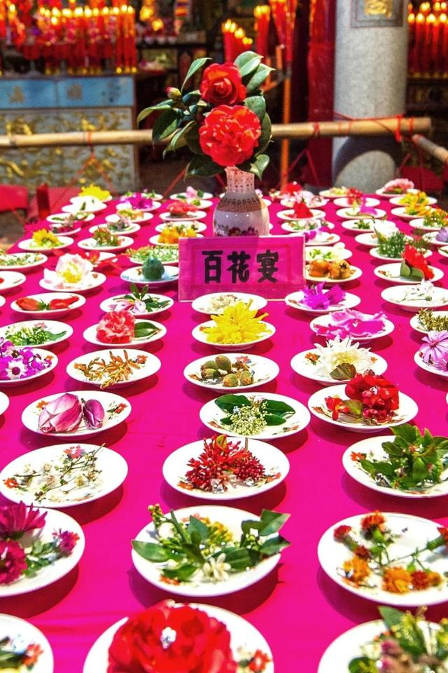 当地居民精心采摘新鲜的百种花卉，进行装饰摆盘，代表百花齐放、迎春纳福的新春祝愿。 摄影/蔡昊