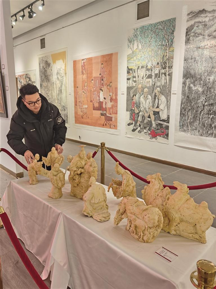     参观文化场馆丰富文化生活的张勇勇