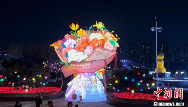 图为2025沈阳和平湾灯会现场。李晛 摄