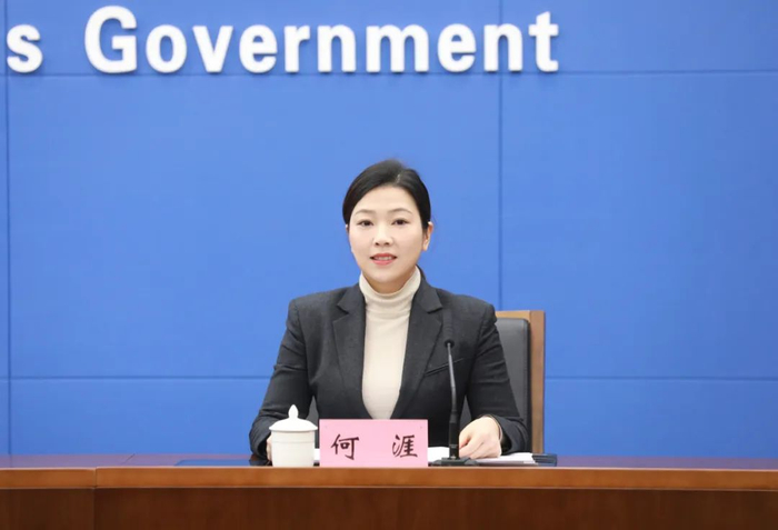 何涯主持新闻发布会