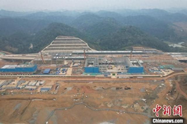 图为正在施工的凭祥东站。记者 蒋雪林 摄