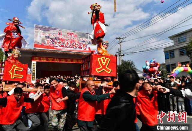 图为2月11日，走古事队伍在陆地竞逐狂奔。 中新网记者 张斌 摄