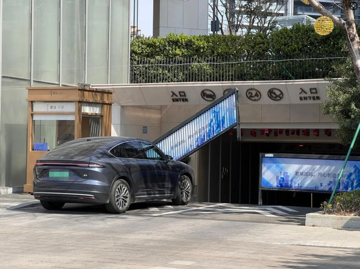 ▲鹏瑞·天玥小区地下停车场入口