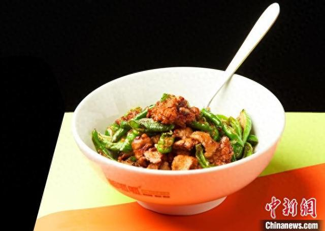 湘菜以香辣与鲜辣著称，其口味与新疆人的饮食习惯相契合。乌鲁木齐饮食服务行业协会供图