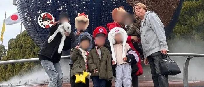 日本42岁亿万富豪和5个老婆生了9个娃，放话政府应该给生孩子的发3000万！