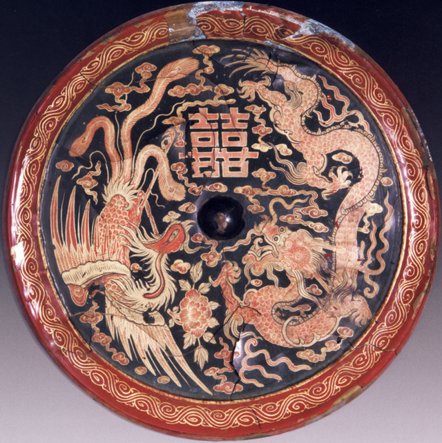 故宫藏清代彩漆双喜龙凤镜（何林主编：《故宫藏镜》，2008年，第268页，图141）。