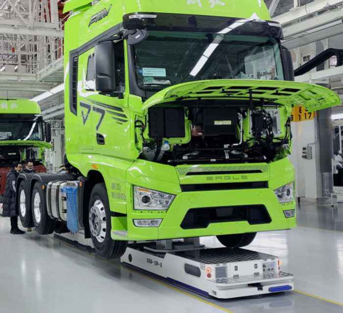 图11 重卡装配线移动机器人（来源：新松机器人）