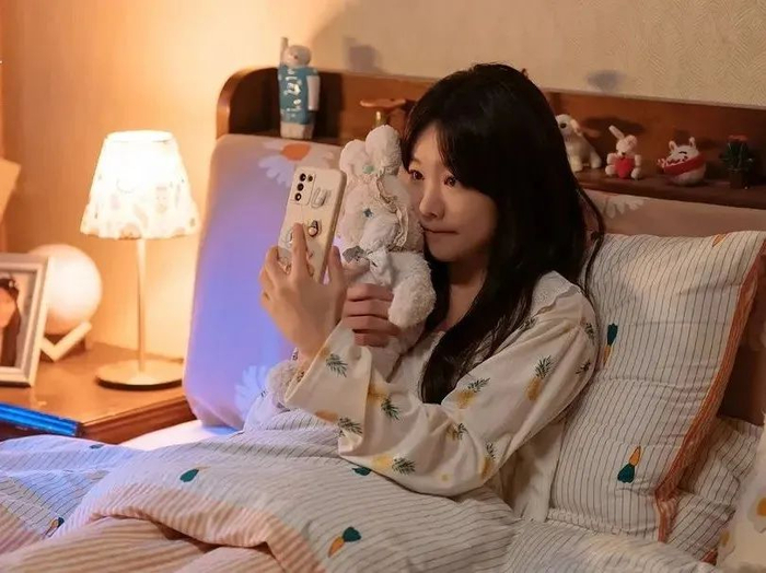 晚上熬夜玩手机，白天上班没精神，是很多人的生活常态。（图/《二十不惑2》）