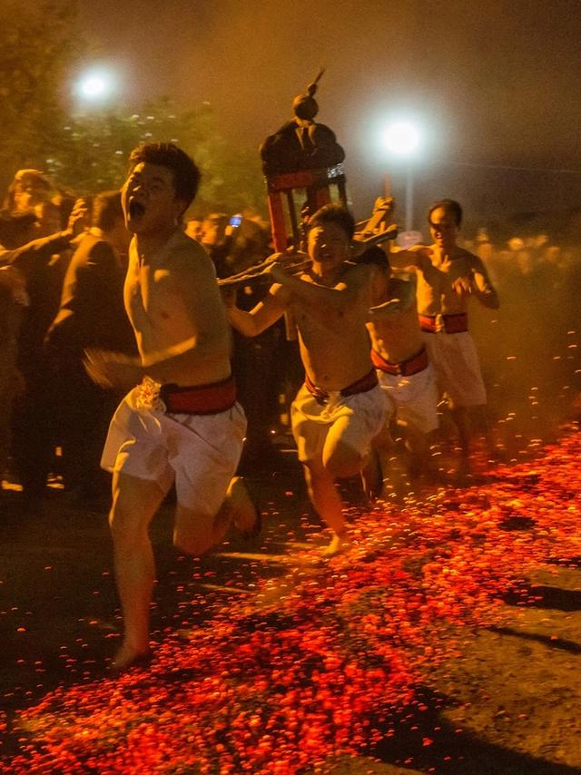 踏火是莆田独特的元宵民俗活动，不仅是对先辈英雄们的敬仰，也融入了当地人民对美好生活的向往。 摄影/刘朝阳