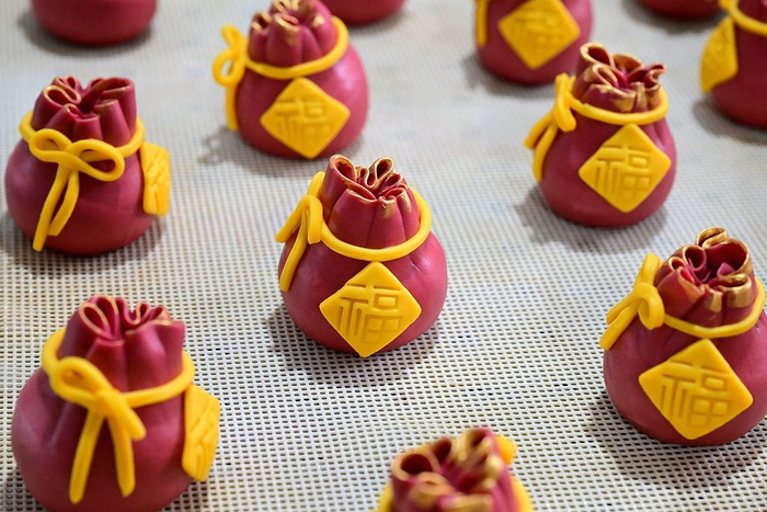 冬去春来灯如昼，福来财来富贵来。