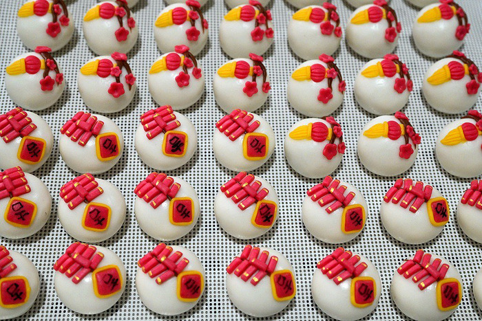 鞭炮一响黄金万两，烟花一放富贵吉祥。