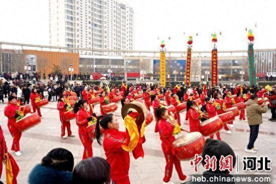 曲阳元宵文化周现场锣鼓喧天。 李扬 摄