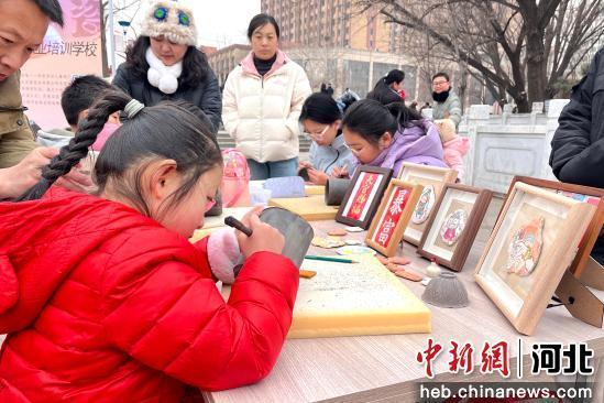 小朋友体验非遗定瓷刻花。 马芊芊 摄