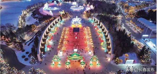 长春世界雕塑园夜晚灯光璀璨，吸引市民游客前来打卡。