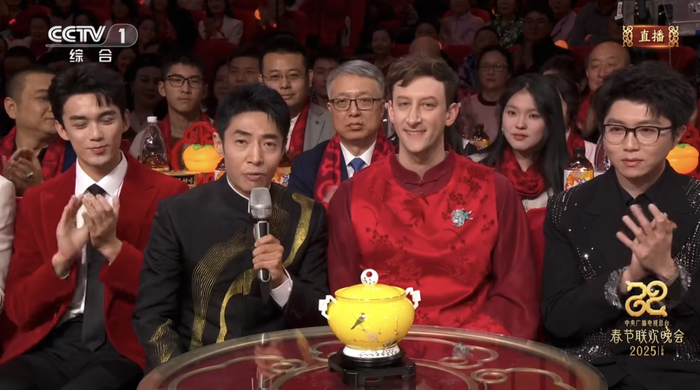  埃文·凯尔（前排左3）亮相2025年中央广播电视总台春节联欢晚会。视频截图