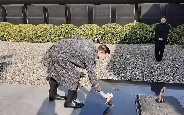 埃文·凯尔在侵华日军南京大屠杀遇难同胞纪念馆。视频截图