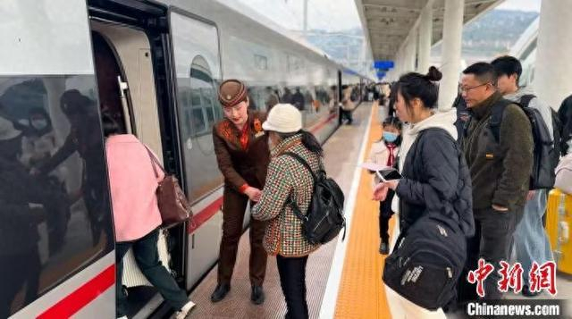 图为武汉客运段工作人员组织旅客有序乘车。 成华 摄