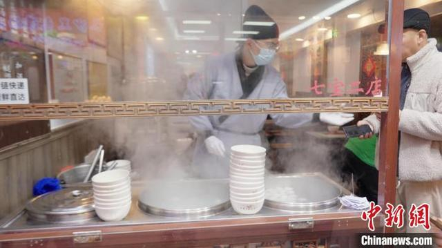 顾客在七宝老街汤团店排队品尝汤团。康玉湛 摄