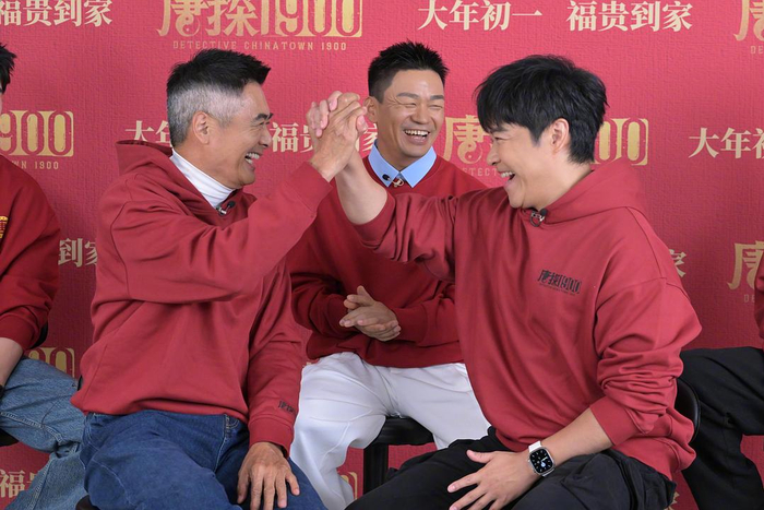 周润发、王宝强、陈思诚在《唐探1900》宣发活动上