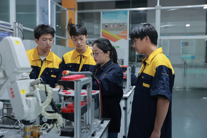 常州机电职业技术学院工业机器人技术团队教师指导学生实训。学校供图