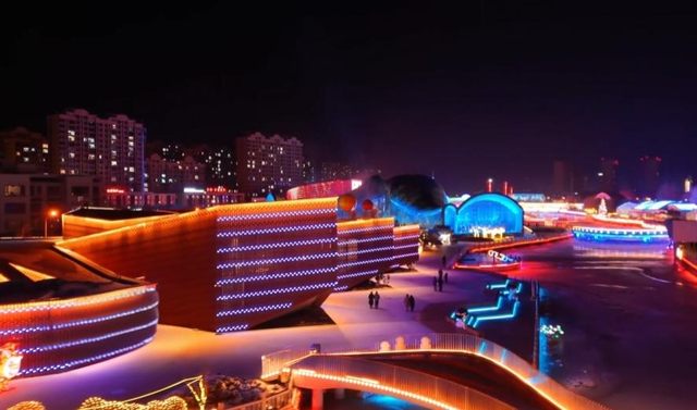 在通辽市，璀璨灯光点亮城市的节日氛围。图片来源：通辽蒙文融媒